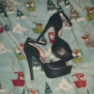 black Betsey Johnson open toe ankle strap heels 8